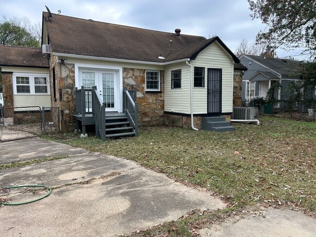 Building Photo - 4 bedroom and 1.5 bathroom