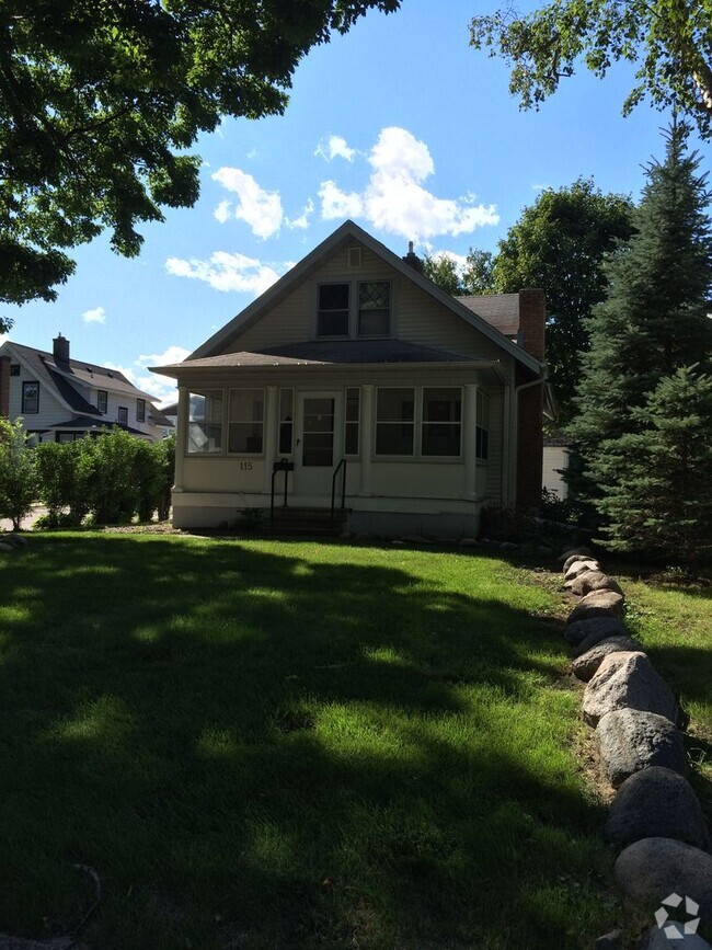 Building Photo - Wayzata Home walking distance to Lake.