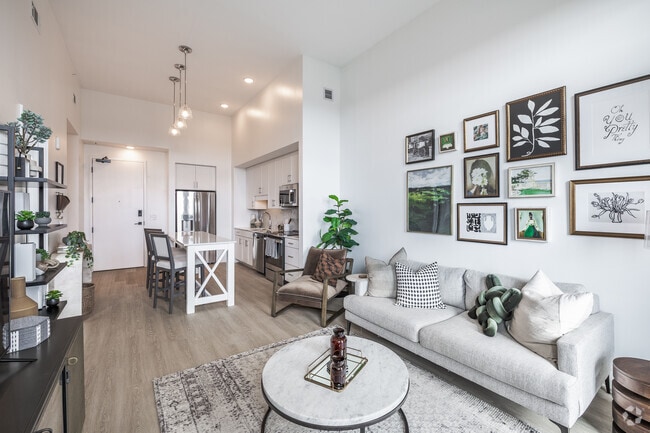 1BR, 1BA - 731SF - Living Room
