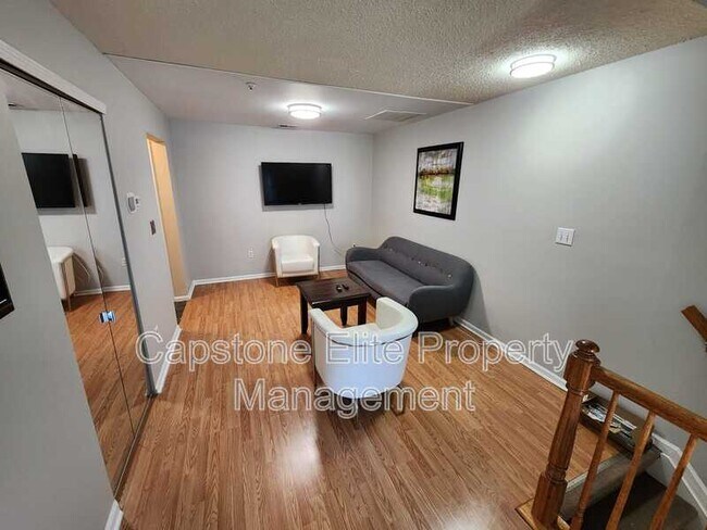 Photo - 48 Marrow St Unidad 3 - Master w/ Balcony + Walk-in Closet