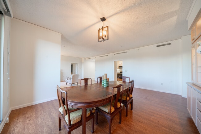 Photo - 1 Towers Park Ln Unidad 317