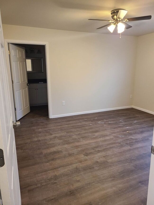 Building Photo - 3 Bedroom, 2 Bathroom Duplex