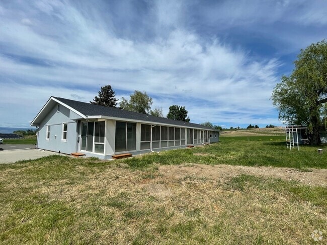 Building Photo - Fully Remodeled 4 Bed 3 Bath Home in the C...