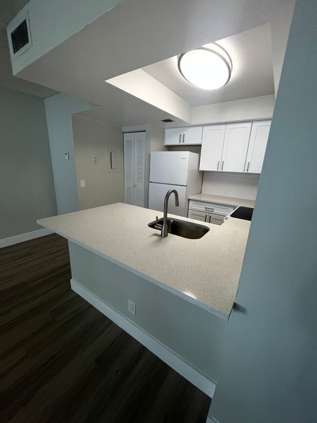 Photo - ONE BEDROOM ONE BATHROOM !! Waterfront Community Unit 24