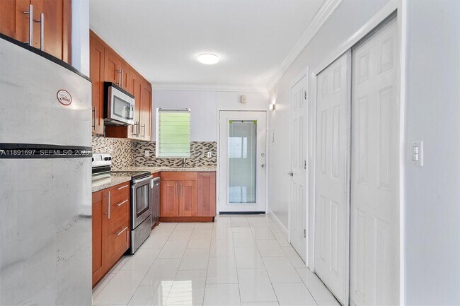 Photo - 851 Meridian Ave Unidad 24