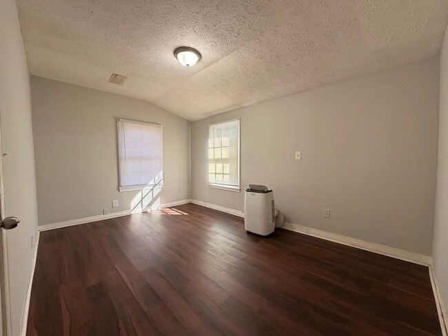 Photo - 4880 Hale Rd Unit B