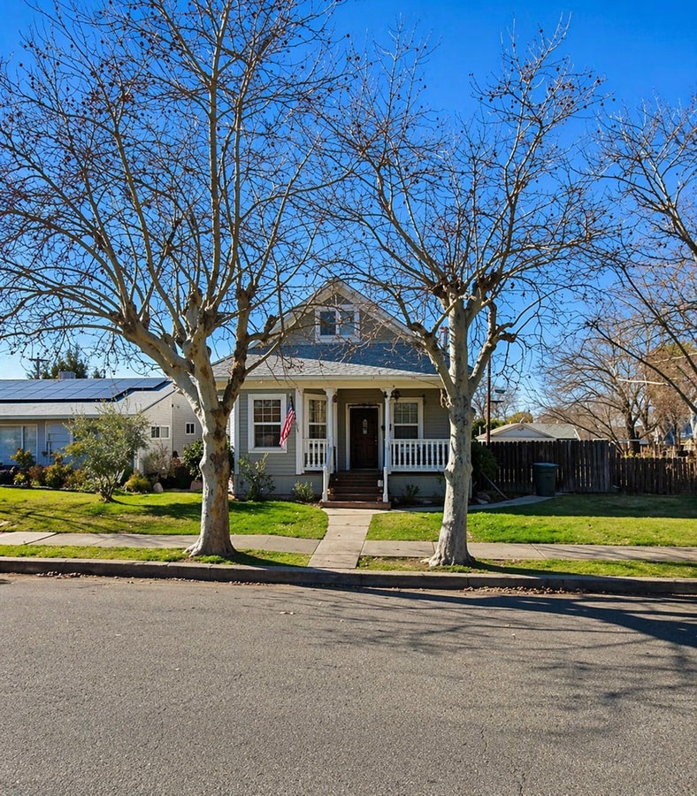 Charming 2 Bedroom Home with Loft, Hardwood Floors & Private Yard - Charming 2 Bedroom Home with Loft, Hardwood Floors & Private Yard