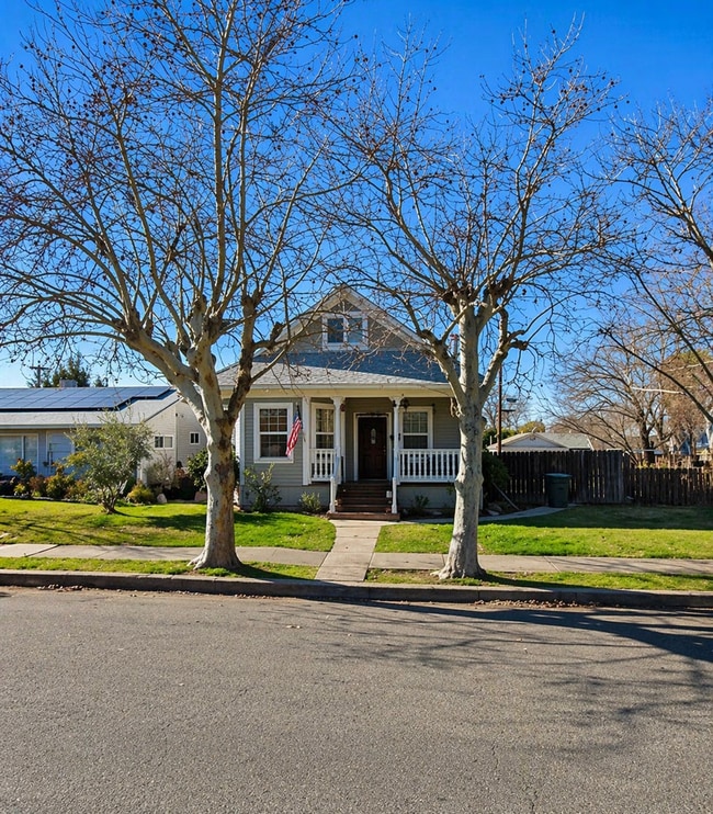 Building Photo - Charming 2 Bedroom Home with Loft, Hardwood Floors & Private Yard