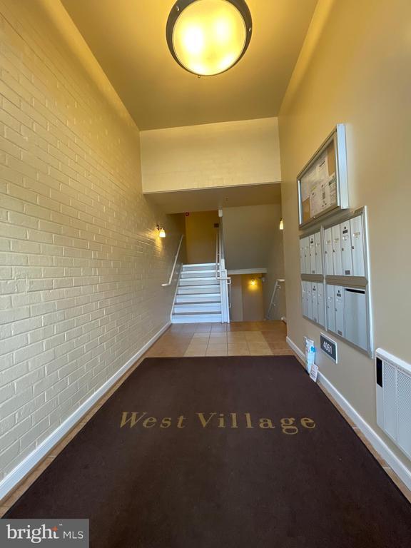Building Photo - 4061 S Four Mile Run Dr Unit 301