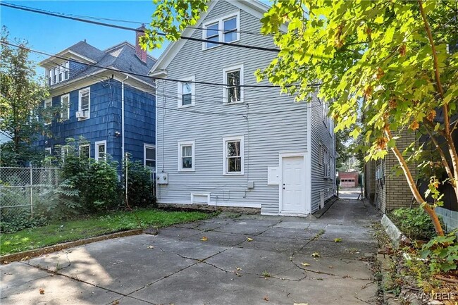 Photo - 10 Russell St Unidad Apt 1