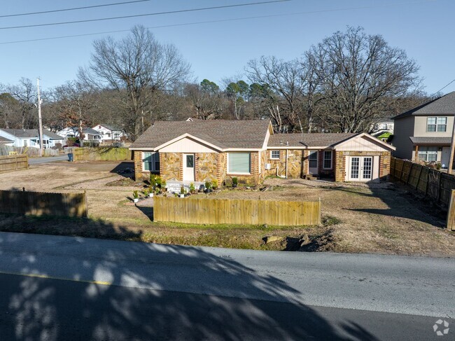 Building Photo - Freshly Updated 3 Bedroom Home