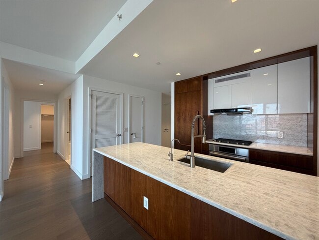 Building Photo - 75 Park Ln S Unit 804