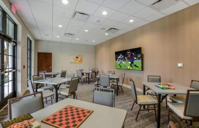 Photo - 2482 Dubai St