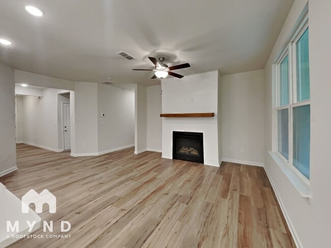 Photo - 757 Riverwood Pass