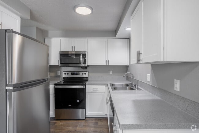 2BR, 1BA - 850SF - The Acres