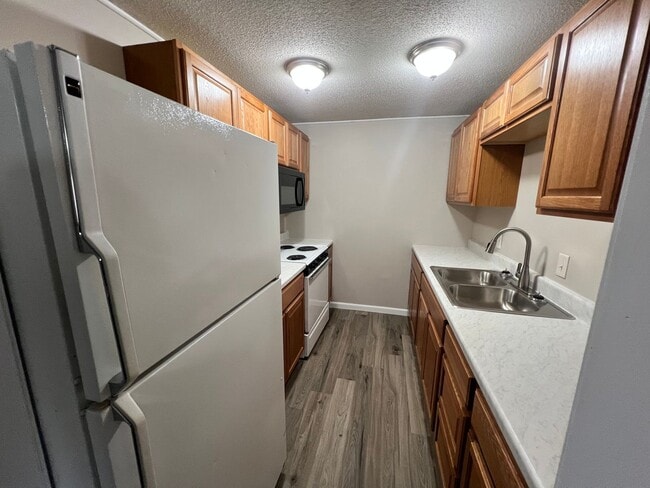 Photo - 2 Bedroom 1 Bathroom Apartment! Unit 2908 Lawnridge Ct Apt F