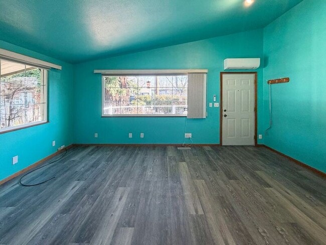 Photo - 731 W 8th Ave