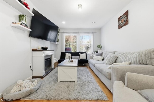 Photo - 245 Burgess Pl