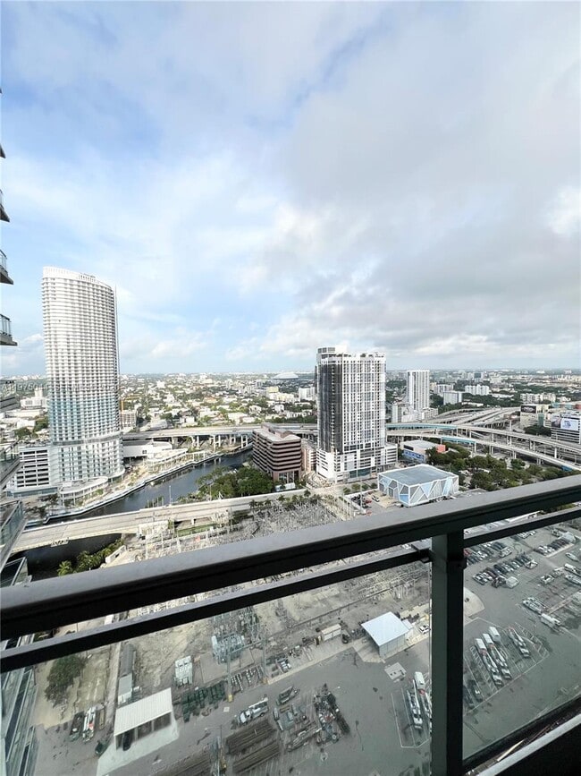 Photo - 92 SW 3rd St Unidad 3606