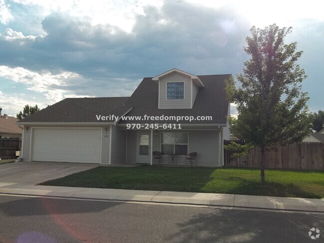 Building Photo - Three Bedroom Home with primary bedroom on...