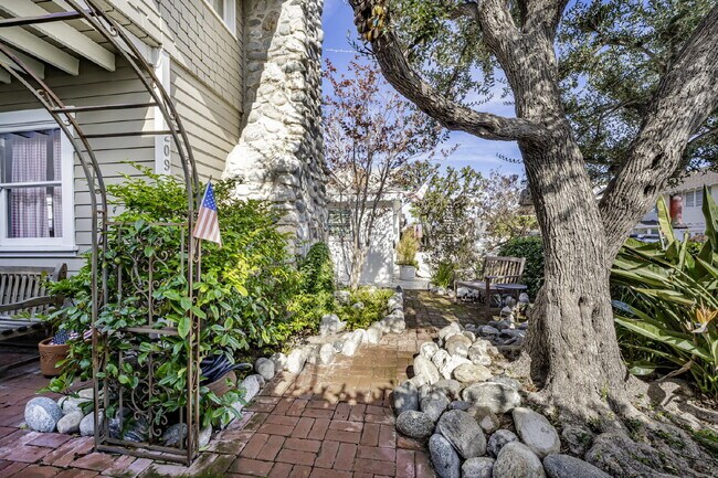 Photo - "Charming 4-Bedroom Classic Cottage & Cozy Fireplace in heart of Balboa