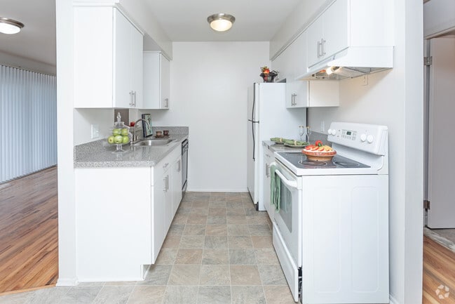 2BR, 1.5BA - 1,110 SF - The Oaks on Lincoln