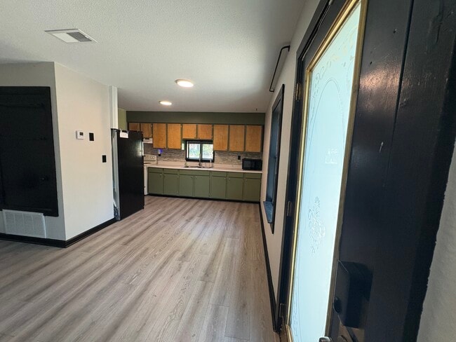 Cocina y comedor - 613 E Williams Ave