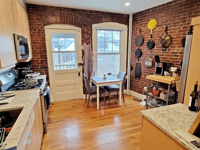 Photo - 14 Colbourne Cres Unit 1