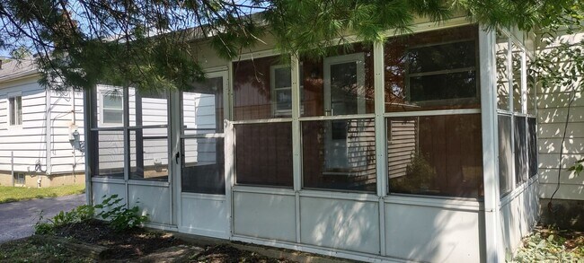 Photo - Charming Mid-Century Ranch in North Linden!