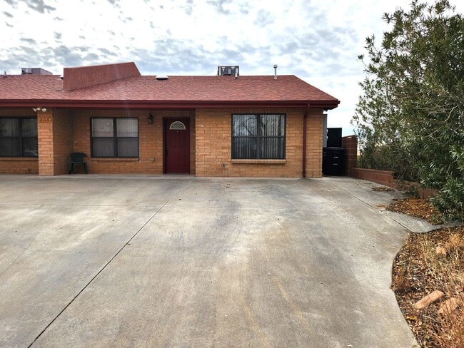 Building Photo - 2100 Hickory Dr Unit A