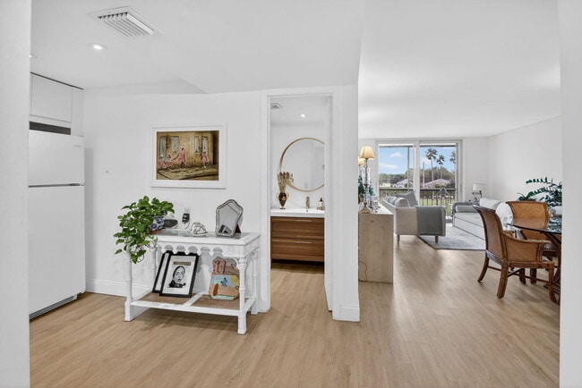 Building Photo - 9820 S Hollybrook Lake Dr Unit 306