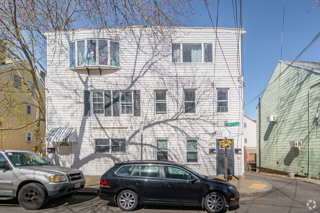 Building Photo - 238 Everett St Rental