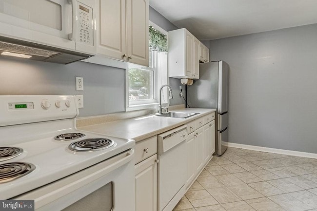 Photo - 260 Burgess Ave