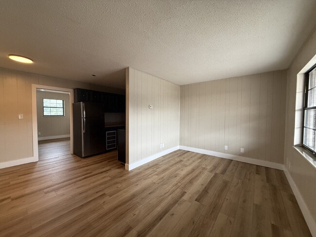 Building Photo - Renovated 1-bedroom, 1-bath apartment feat... Unit 11