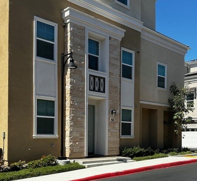 Building Photo - SPACIOUS 3 BEDROOM 3.5 BATH TRI-STORY TOWNHOME