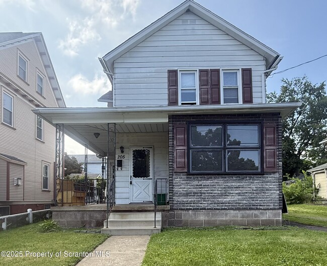 Building Photo - 205 2nd St Rental