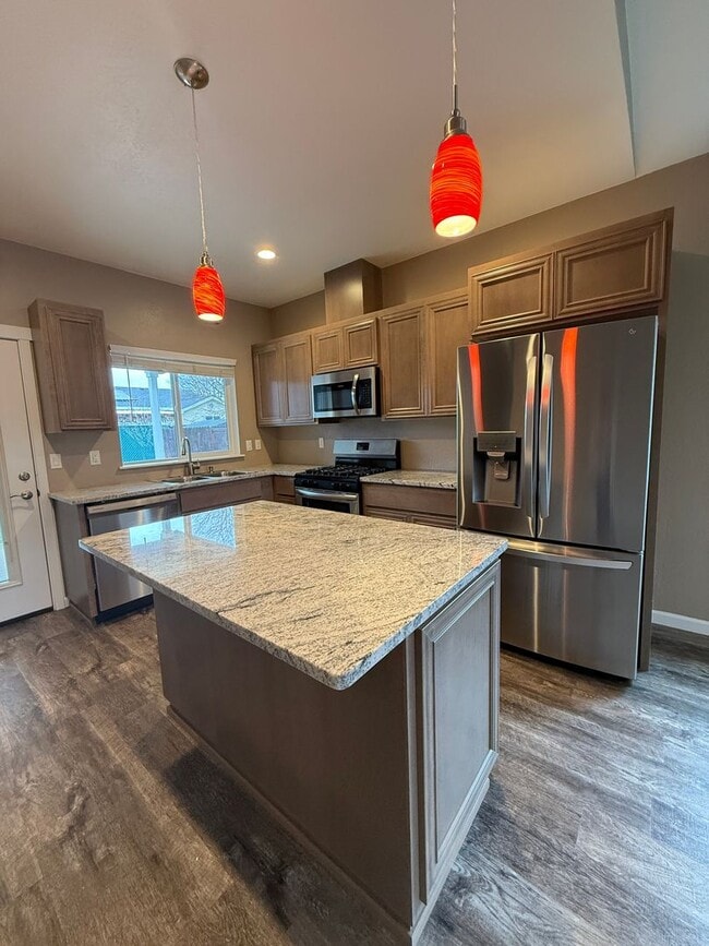 Photo - Quiet Cul-De-Sac Living in White City