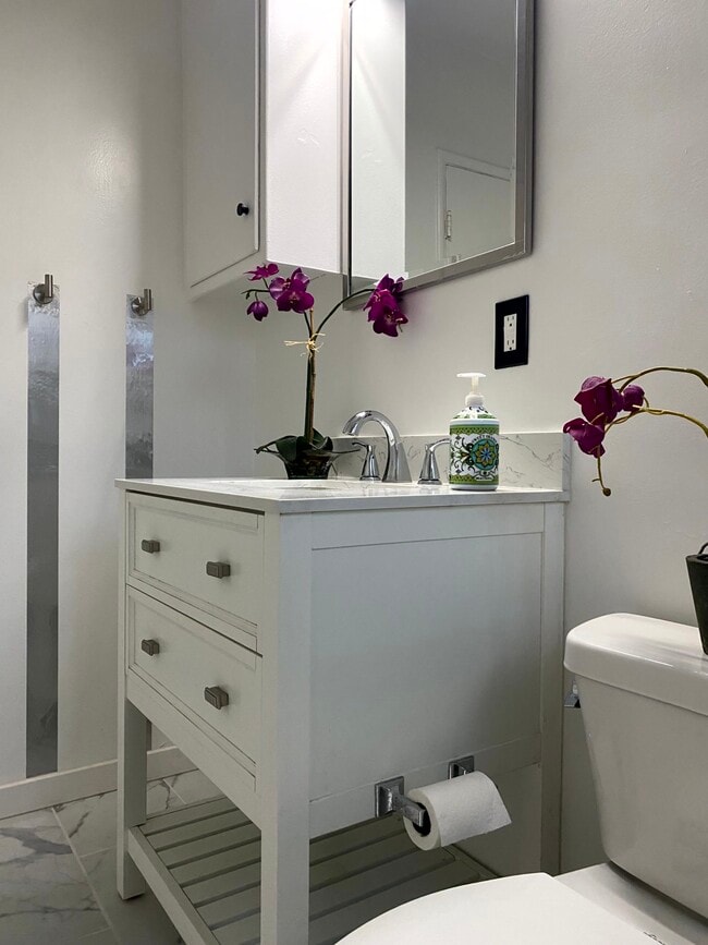 Photo - 1169 N Curson Ave Unidad 7