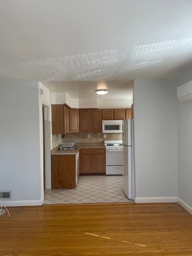 Photo - 633 N Nelson St