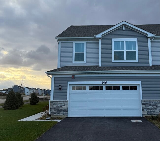 Building Photo - 146 Henderson St