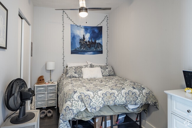 1BR, 1BA - 700SF - Bedroom