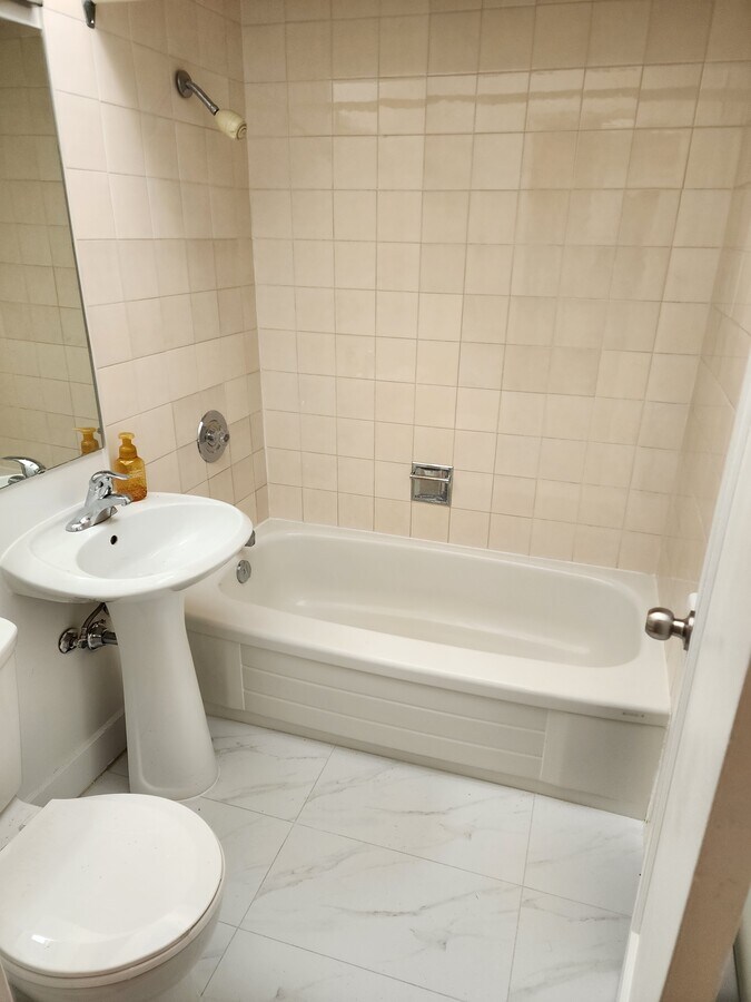 Photo - 2122 Queen St