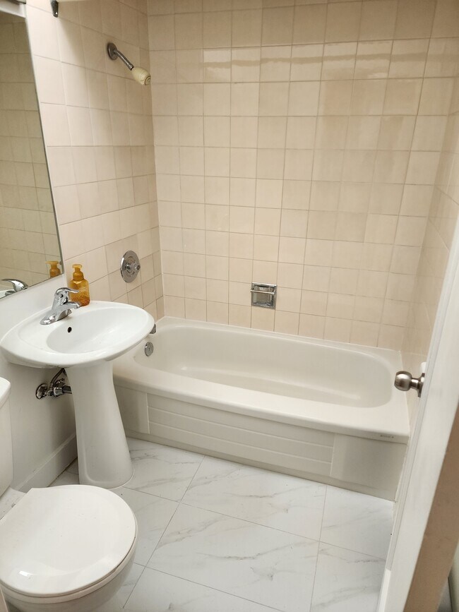 Photo - 2122 Queen St