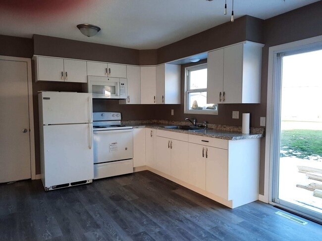 Building Photo - 1829 Lakeview Dr Unit 1829 Rental
