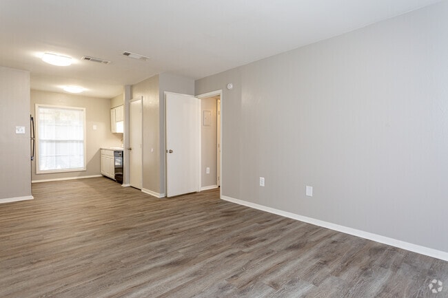 1BR, 1BA - 610 SF