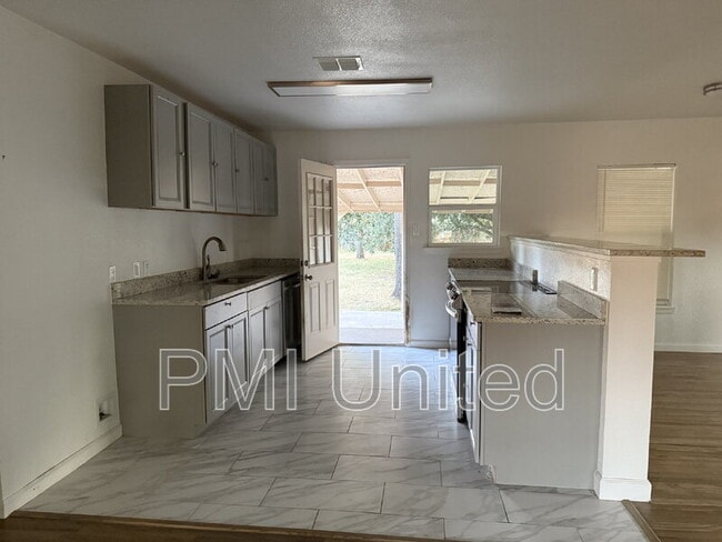 Photo - 224 E Oak Dr