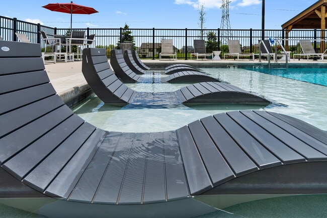 High Bluff Sparkling Outdoor Heated Pool - High Bluff Townhomes