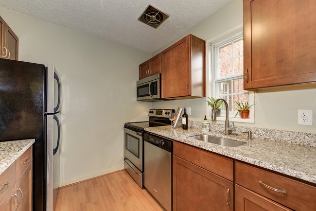Kitchen 1 - 1618 W Abingdon Dr Unit 103