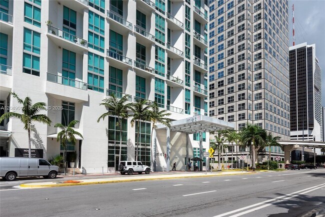 Building Photo - 300 S Biscayne Blvd Unit T-2814