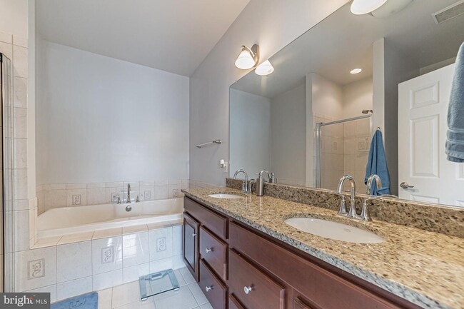 Baño principal 1 - 217 S Fremont Ave